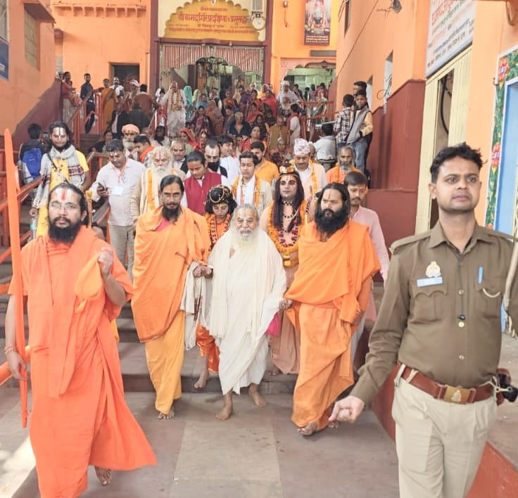 भगवान श्रीराम की जन्मभूमि अयोध्या से चित्रकूट आयी भरत यात्रा का संतो ने किया पुष्प वर्षा से स्वागत भगवान श्रीराम की जन्मभूमि अयोध्या से चित्रकूट आयी भरत यात्रा का संतो ने किया पुष्प वर्षा से स्वागत
