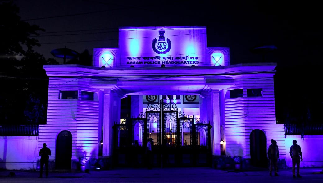 चित्र परिचय: असम पुलिस द्वारा बाल अधिकार सप्ताह के अवसर पर असम पुलिस मुख्यालय को रौशन किये जाने का दृश्य। चित्र परिचय: असम पुलिस द्वारा बाल अधिकार सप्ताह के अवसर पर असम पुलिस मुख्यालय को रौशन किये जाने का दृश्य।