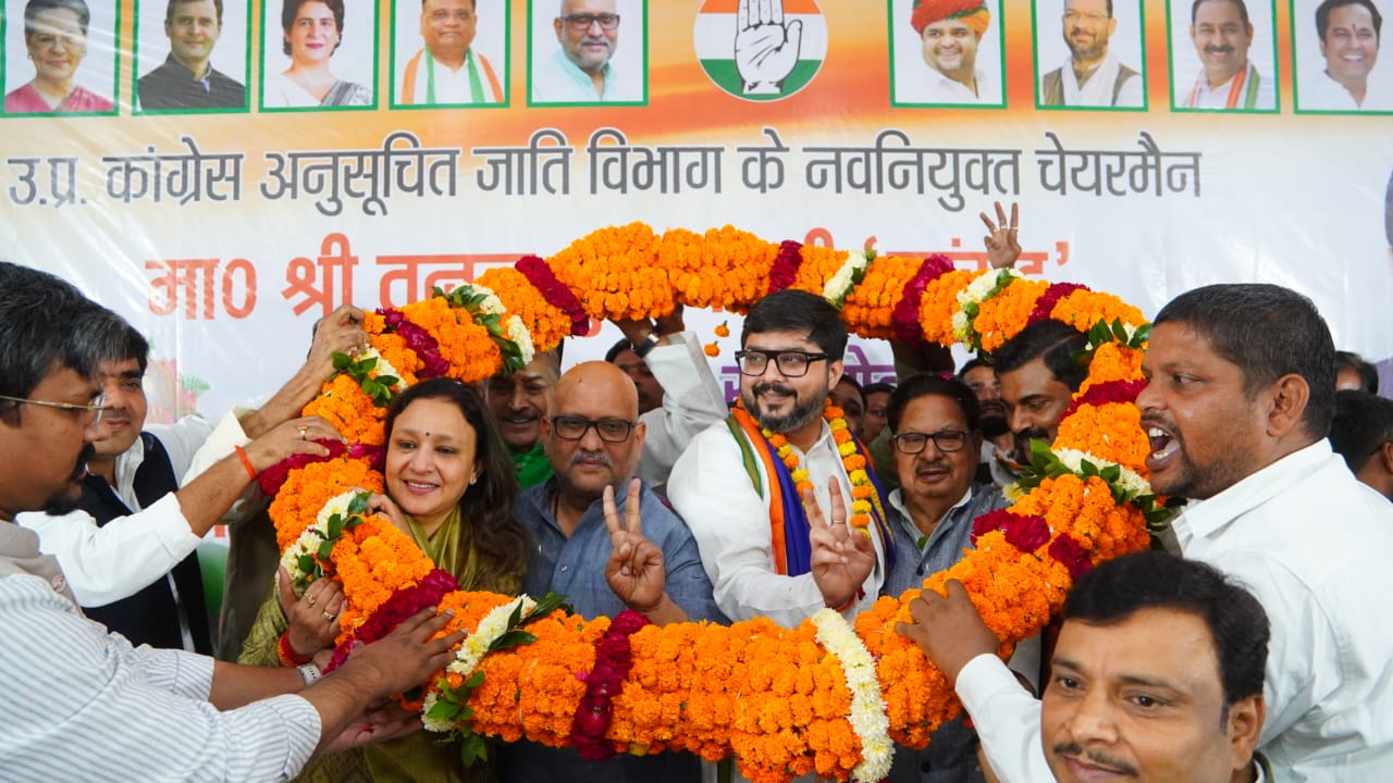 कांग्रेस कार्यकर्ताओं ने तनुज पुनिया और अजय राय को पहनाया माला कांग्रेस कार्यकर्ताओं ने तनुज पुनिया और अजय राय को पहनाया माला