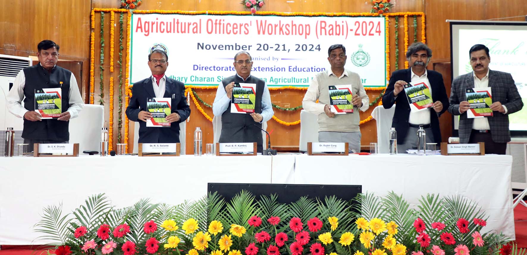 पुस्तिका का विमोचन करते कुलपति प्रो. बीआर कम्बोज। पुस्तिका का विमोचन करते कुलपति प्रो. बीआर कम्बोज।