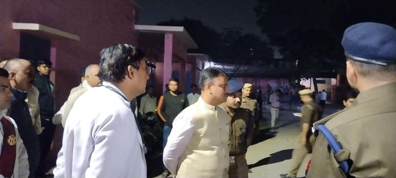 हादसे के बाद घटना स्थल पर जिलाधिकारी हादसे के बाद घटना स्थल पर जिलाधिकारी