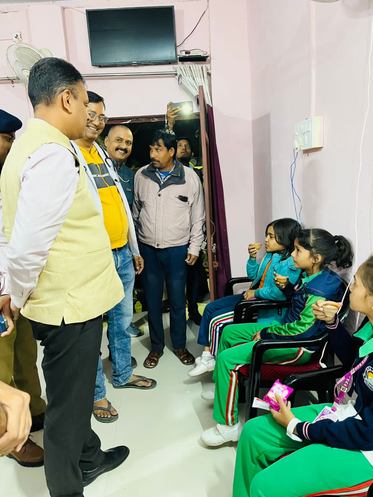 हादसे में घायल बच्चों से बातचीत करते डीएम और अन्य अफसर हादसे में घायल बच्चों से बातचीत करते डीएम और अन्य अफसर