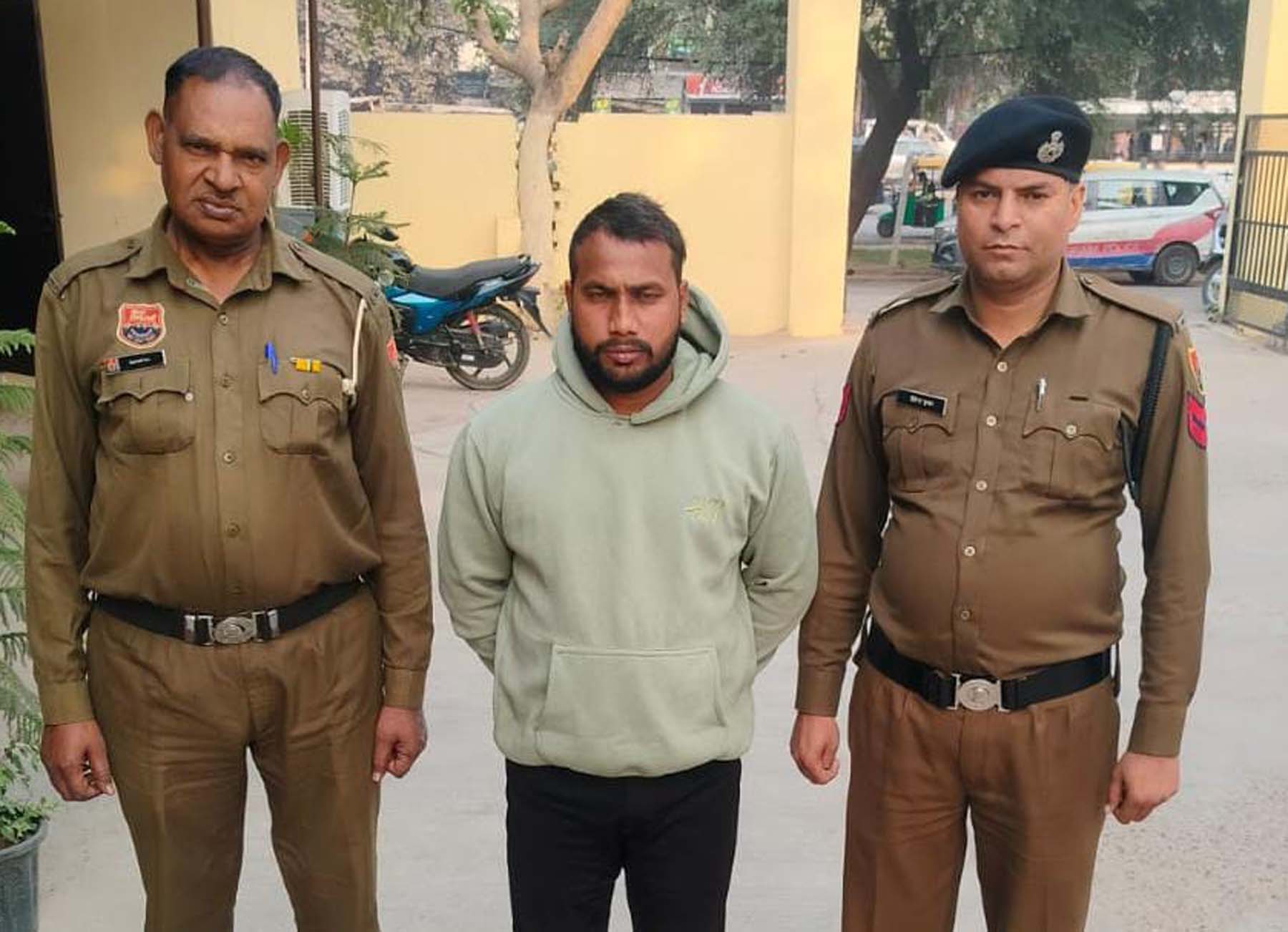 फोटो नंबर-02: पुलिस गिरफ्त में मारपीट का आरोपी। फोटो नंबर-02: पुलिस गिरफ्त में मारपीट का आरोपी।