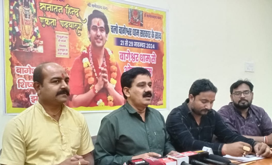 यात्रा की जानकारी देते सहयोगी यात्रा की जानकारी देते सहयोगी