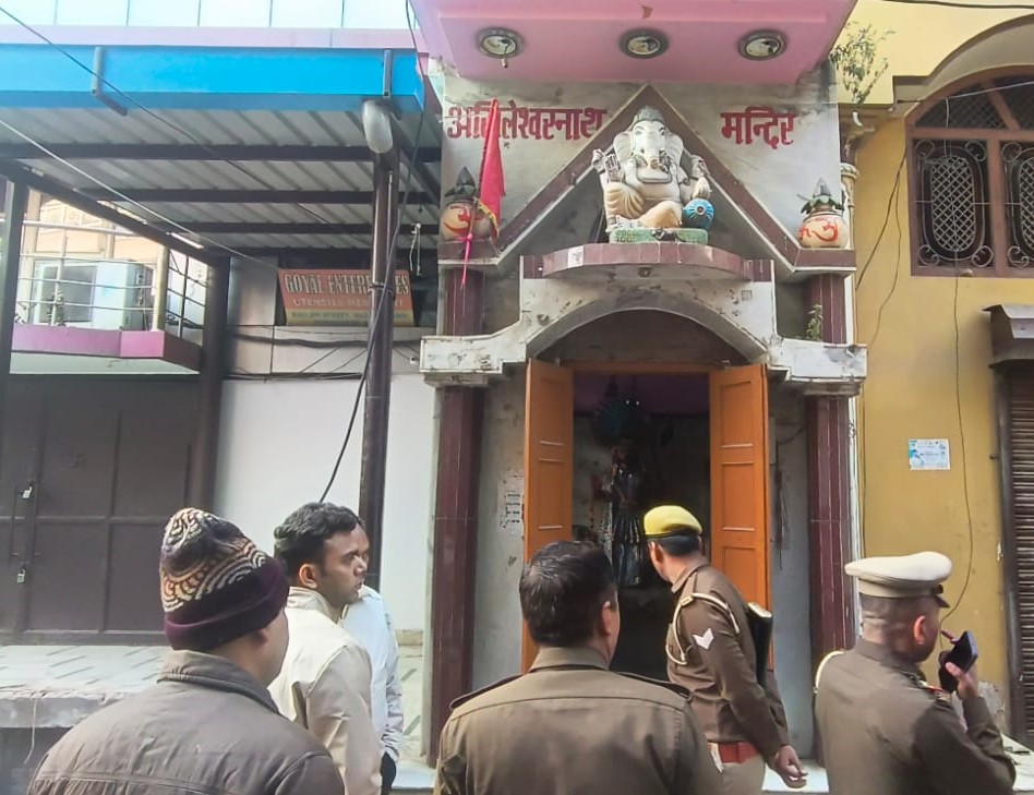 मंडी चौक बल्लभ मोहल्ला में प्राचीन अखिलेश्वर नाथ मंदिर की मूर्तियां खंडित किए जाने की सूचना पर पहुंचीं पुलिस मंडी चौक बल्लभ मोहल्ला में प्राचीन अखिलेश्वर नाथ मंदिर की मूर्तियां खंडित किए जाने की सूचना पर पहुंचीं पुलिस