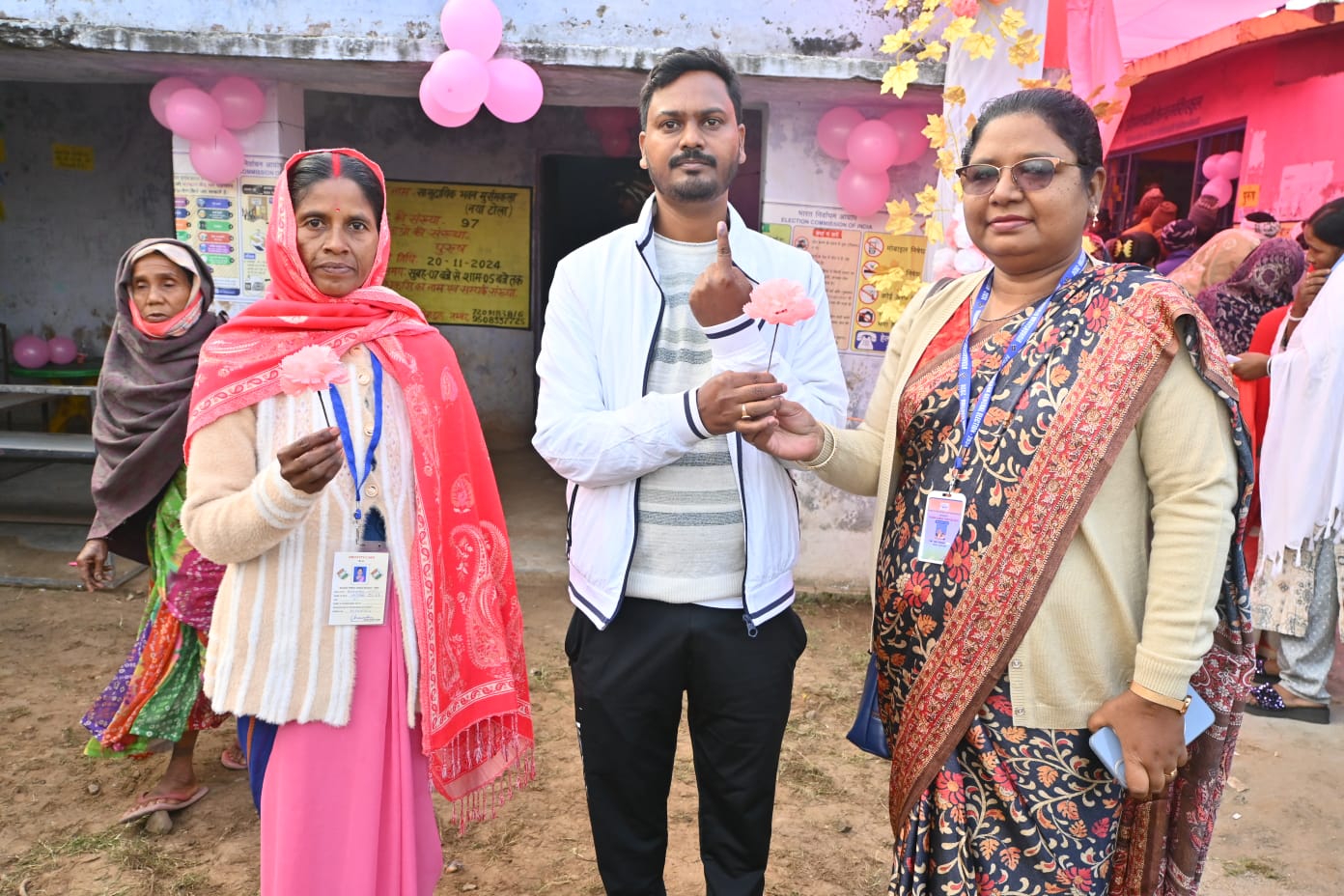 वोट देकर बाहर निकले मतदाता वोट देकर बाहर निकले मतदाता