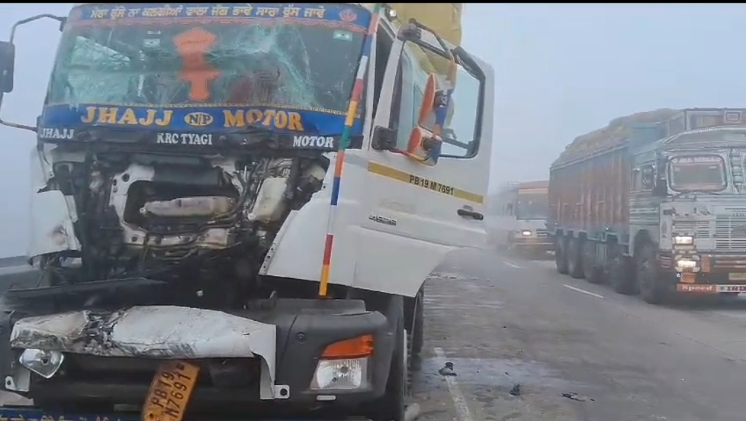 मार्ग दुर्घटना में क्षतिग्रस्त ट्रक मार्ग दुर्घटना में क्षतिग्रस्त ट्रक