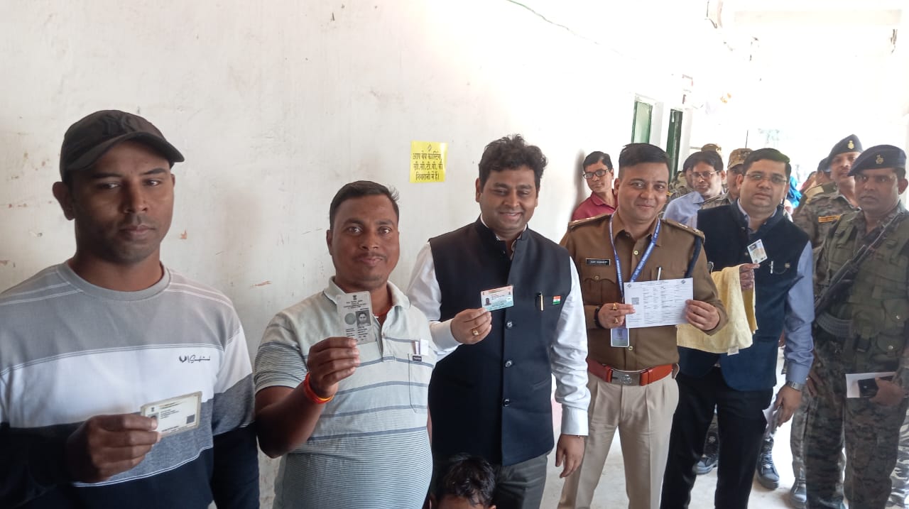 वोट डालने के लिए कतार में लगे डीसी और एसपी