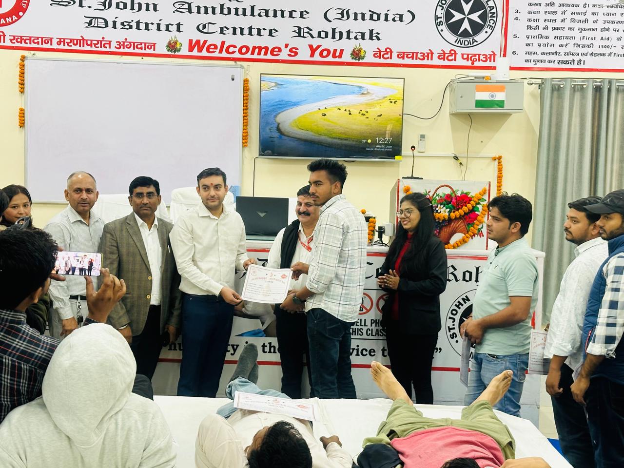 फोटो कैप्शन 20आरटीके2 : शिविर में रक्तदाताओं को सम्मानित करते अतिथिगण ----------- फोटो कैप्शन 20आरटीके2 : शिविर में रक्तदाताओं को सम्मानित करते अतिथिगण -----------