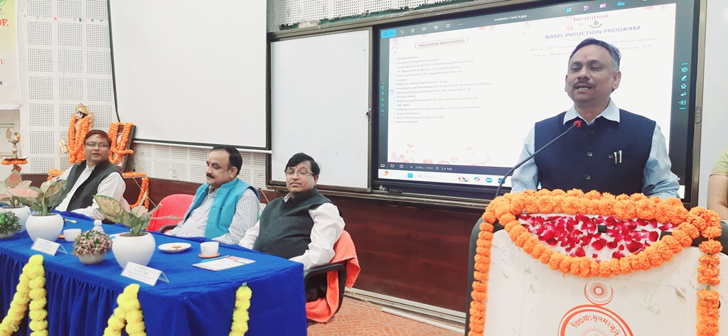 बीएचयू के नवप्रवेशित बीएएमएस के छात्रों को सम्बोधित करते प्रो.शंखवार बीएचयू के नवप्रवेशित बीएएमएस के छात्रों को सम्बोधित करते प्रो.शंखवार