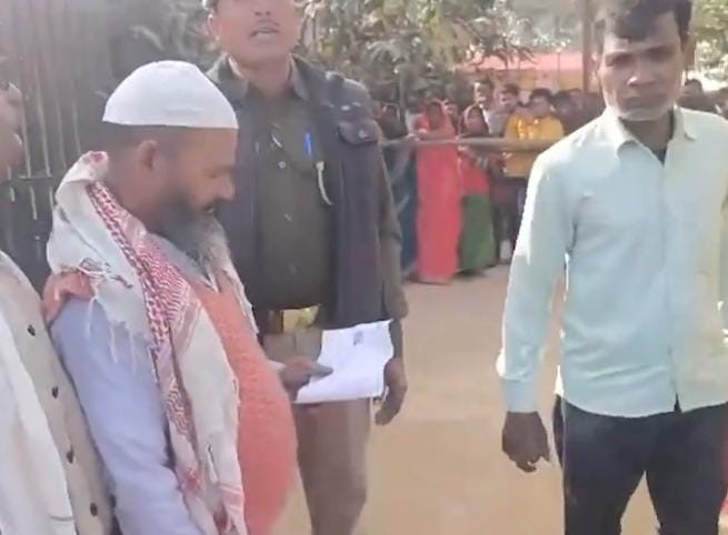 कुंदरकी विधानसभा उपनिर्वाचन : पुलिस द्वारा आईडी चेक करने का विडियो वायरल कुंदरकी विधानसभा उपनिर्वाचन : पुलिस द्वारा आईडी चेक करने का विडियो वायरल