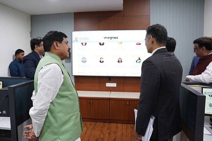 गांधीनगर में सीएम डैशबोर्ड का अवलोकन करते हुए मुख्यमंत्री डॉ. मोहन यादव गांधीनगर में सीएम डैशबोर्ड का अवलोकन करते हुए मुख्यमंत्री डॉ. मोहन यादव