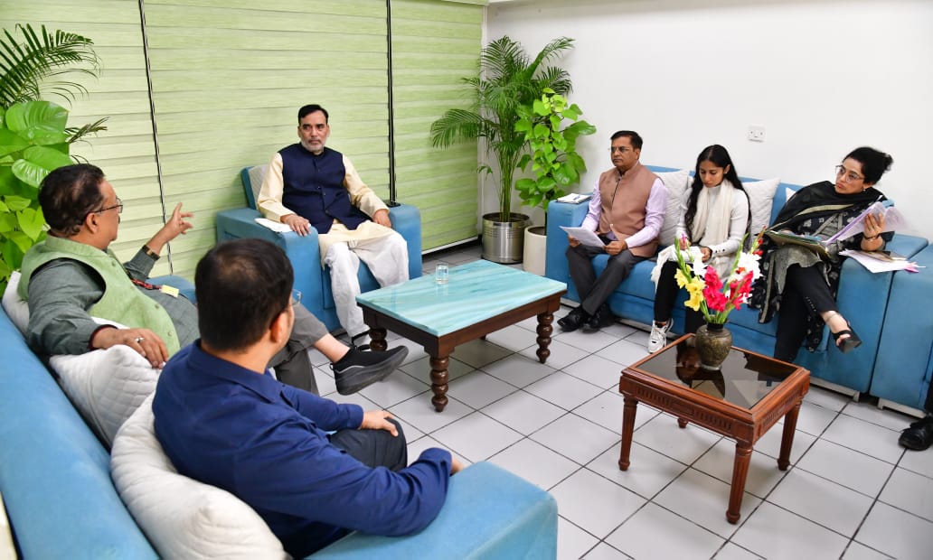 पर्यावरण मंत्री गोपाल राय बैठक करते हुए पर्यावरण मंत्री गोपाल राय बैठक करते हुए