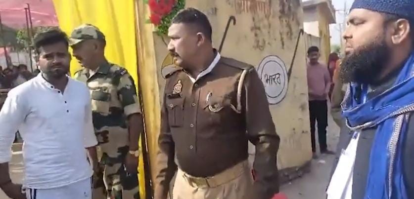 कुंदरकी विधानसभा उपनिर्वाचन : पुलिस द्वारा आईडी चेक करने का विडियो वायरल