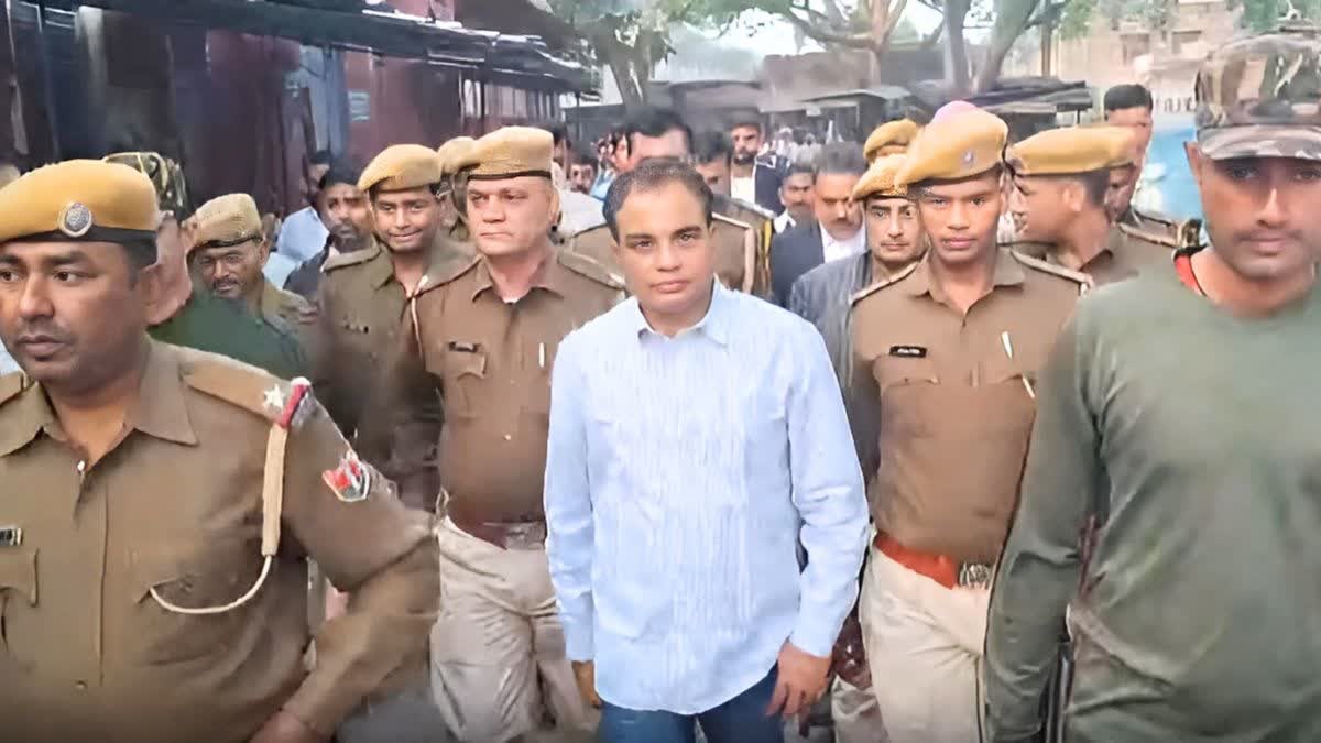 पुलिस मलिंगा को पैदल ही बाजार से होकर ले गई। पुलिस मलिंगा को पैदल ही बाजार से होकर ले गई।