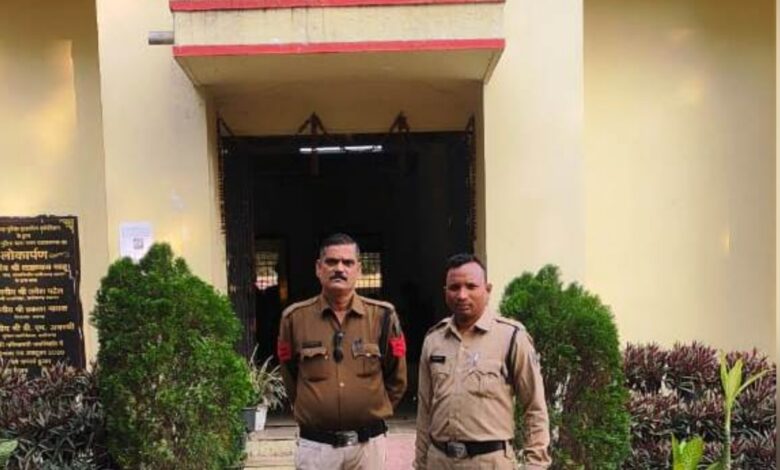 पुलिस शराब की छापा मारते हुए पुलिस शराब की छापा मारते हुए