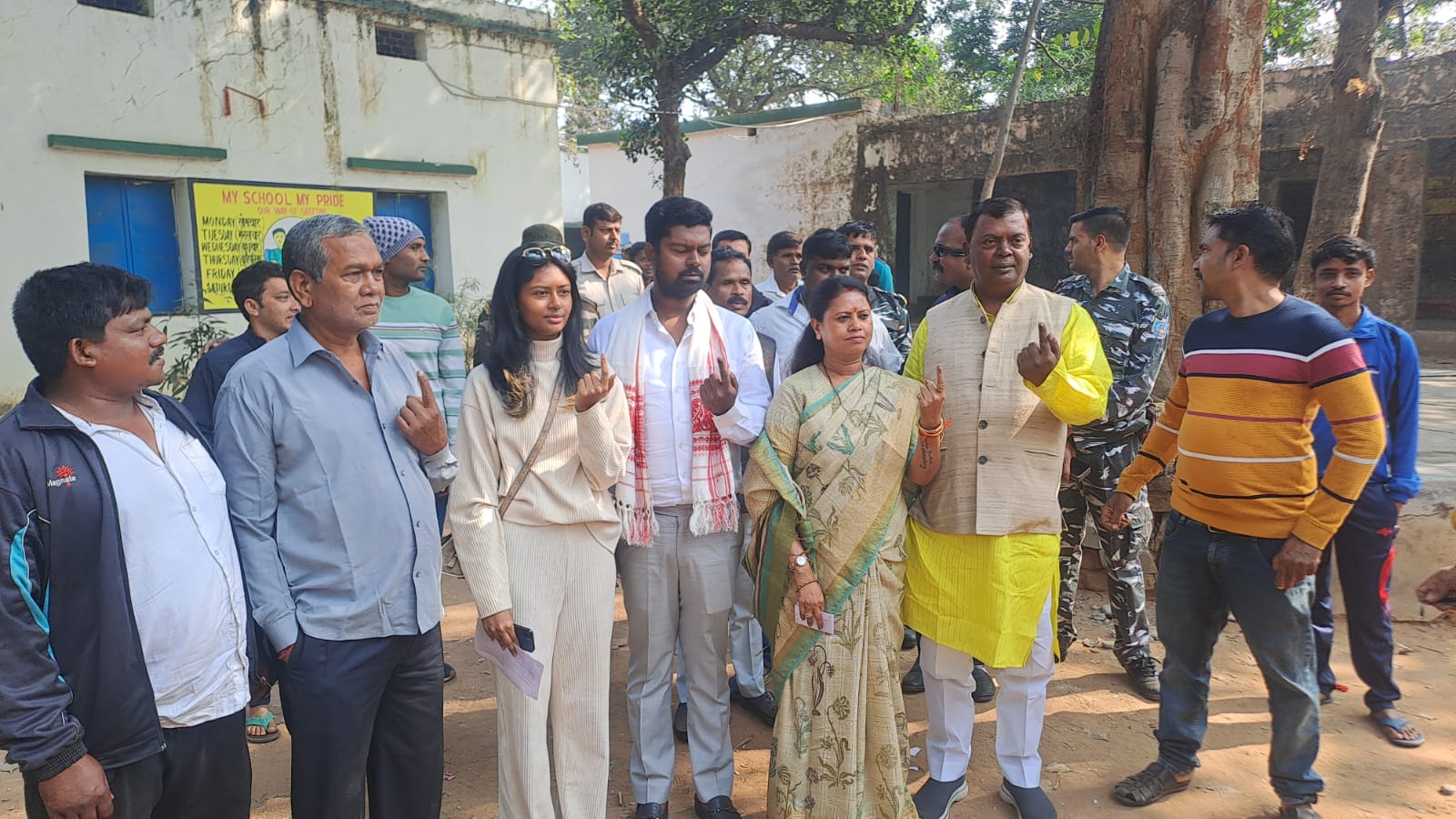 वोट डालकर बाहर निकले चंद्र प्रकाश चौधरी और सुनीता चौधरी वोट डालकर बाहर निकले चंद्र प्रकाश चौधरी और सुनीता चौधरी