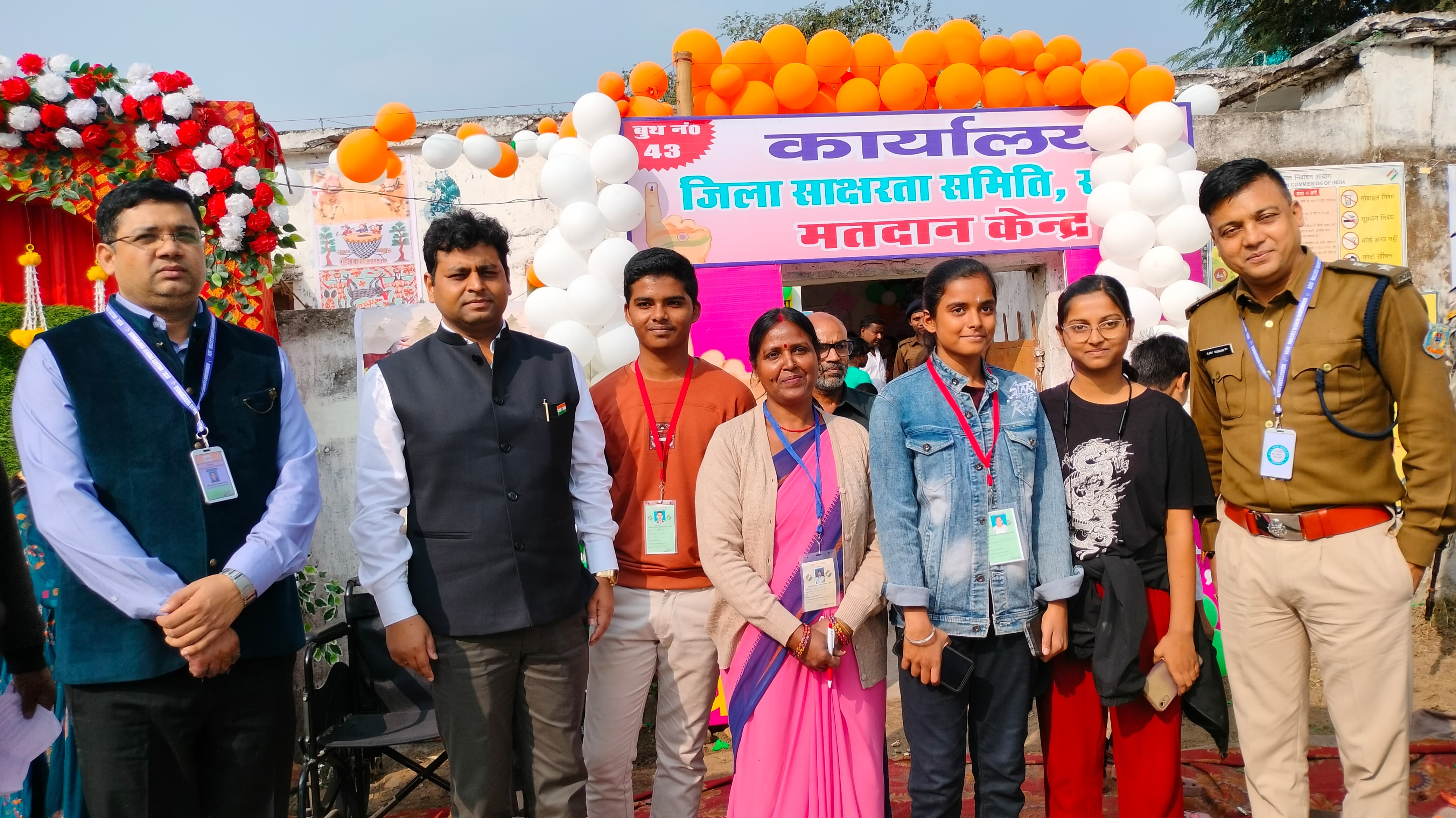 मतदाताओं के साथ डीसी व एसपी मतदाताओं के साथ डीसी व एसपी