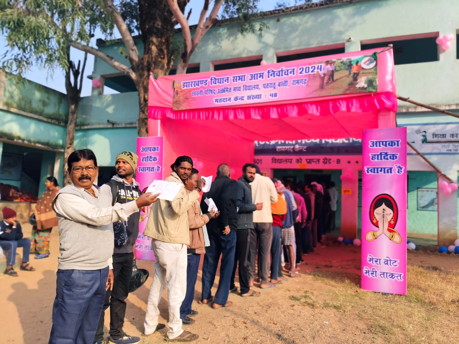 वोट डालते मतदाता वोट डालते मतदाता