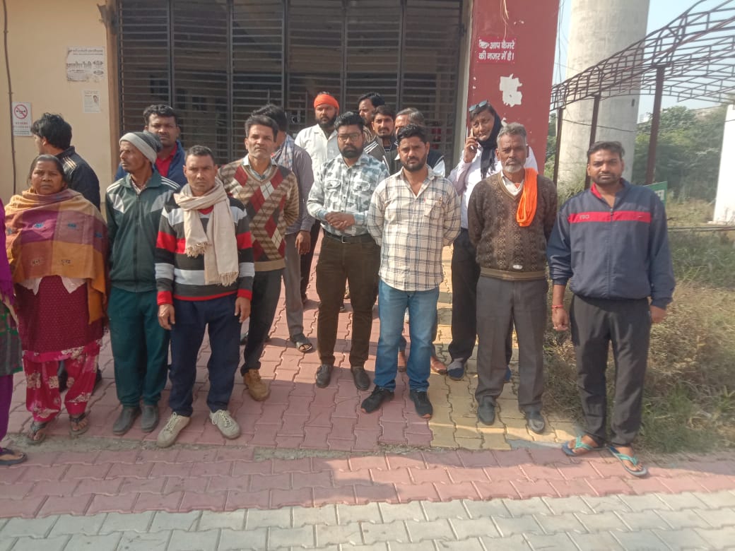 पोस्टमार्टम कराने पहुंचे परिजन पोस्टमार्टम कराने पहुंचे परिजन