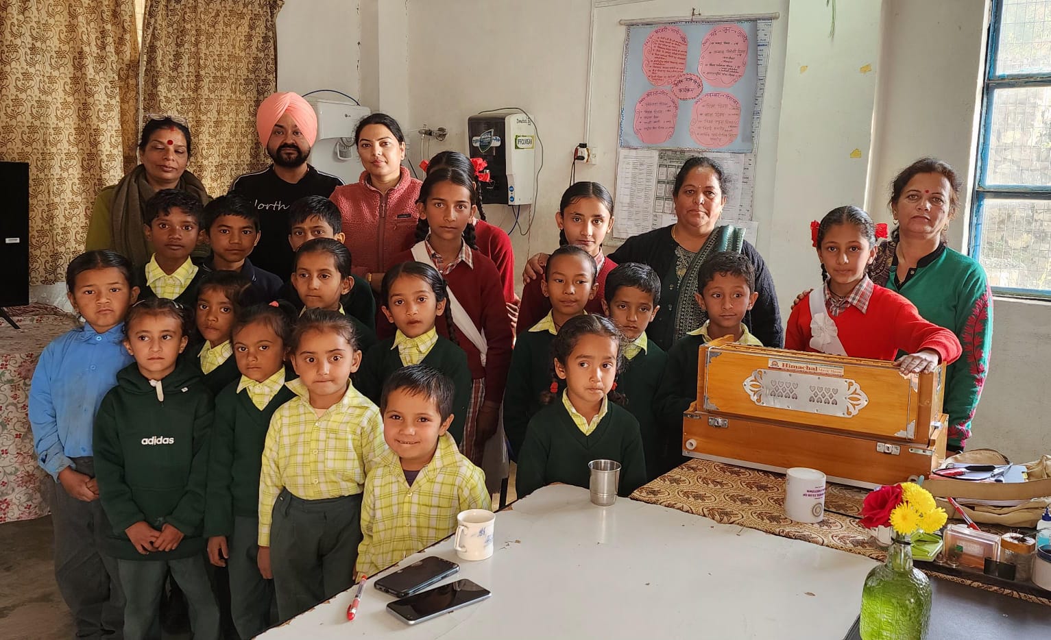 मिडल स्कूल को गोद लेते