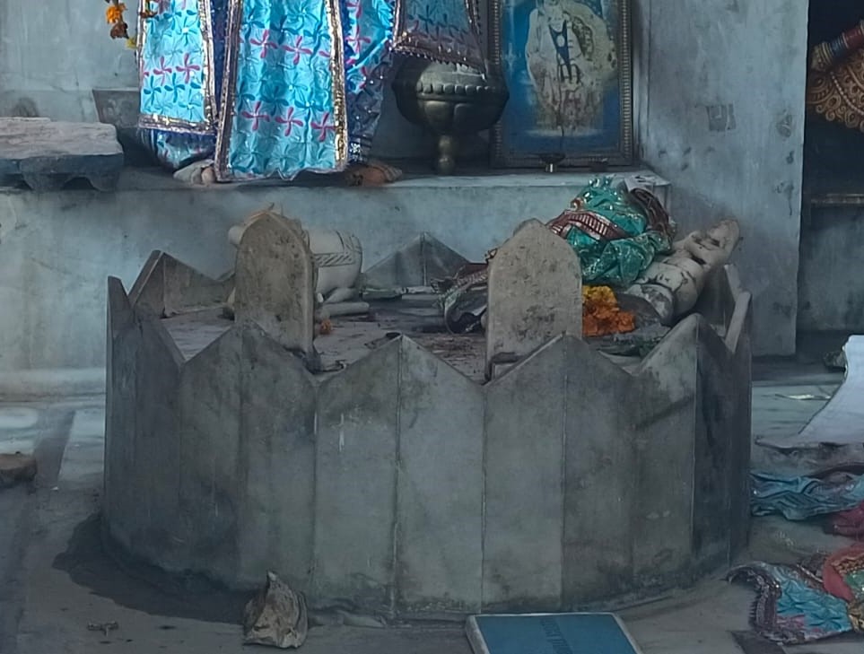 मंडी चौक बल्लभ मोहल्ला में प्राचीन अखिलेश्वर नाथ मंदिर की खंडित मूर्तियां मंडी चौक बल्लभ मोहल्ला में प्राचीन अखिलेश्वर नाथ मंदिर की खंडित मूर्तियां