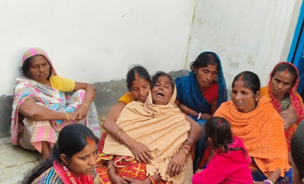 रोते बिलखते परिजन रोते बिलखते परिजन