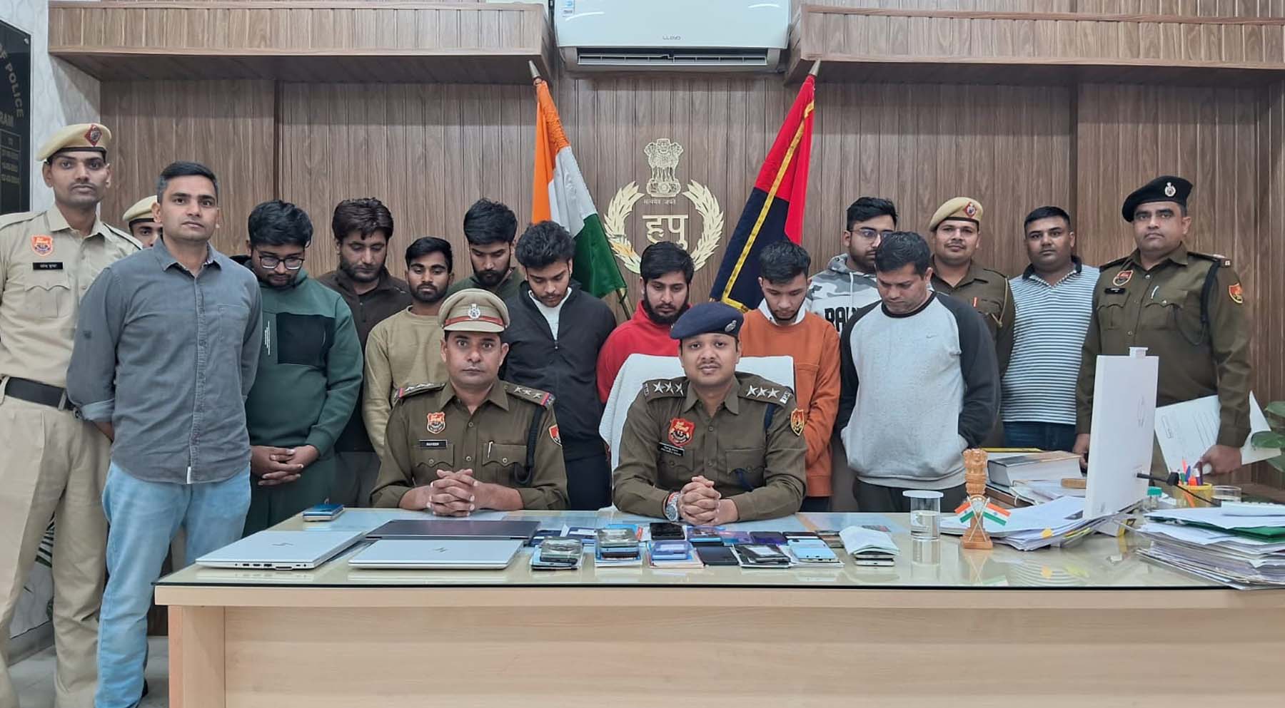 फोटो नंबर-01: गुरुग्राम पुलिस द्वारा काबू किए गए ऑनलाइन ऐप के माध्यम से सट्टा खिलाने के आरोपी व जानकारी देते पुलिस अधिकारी। फोटो नंबर-01: गुरुग्राम पुलिस द्वारा काबू किए गए ऑनलाइन ऐप के माध्यम से सट्टा खिलाने के आरोपी व जानकारी देते पुलिस अधिकारी।