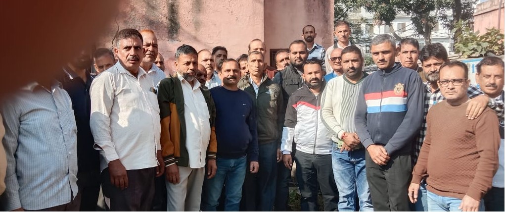 बैठक में भाग लेते दैनिक वेतनभाेगी् बैठक में भाग लेते दैनिक वेतनभाेगी्