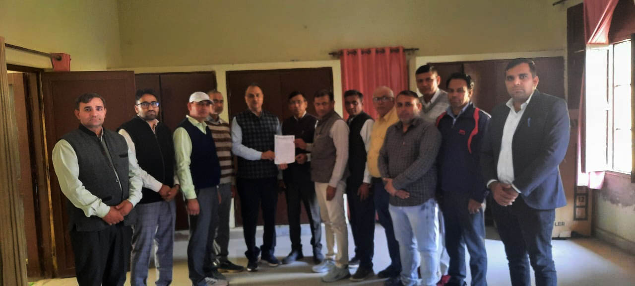 अलेवा खंड शिक्षा अधिकारी को डीसी के नाम ज्ञापन देते नीजि स्कूल संचालक। अलेवा खंड शिक्षा अधिकारी को डीसी के नाम ज्ञापन देते नीजि स्कूल संचालक।