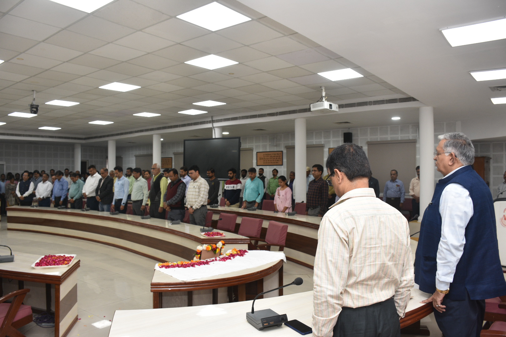 शोकसभा में कुलपति व अन्य अधिकारी:फोटो बच्चा गुप्ता शोकसभा में कुलपति व अन्य अधिकारी:फोटो बच्चा गुप्ता