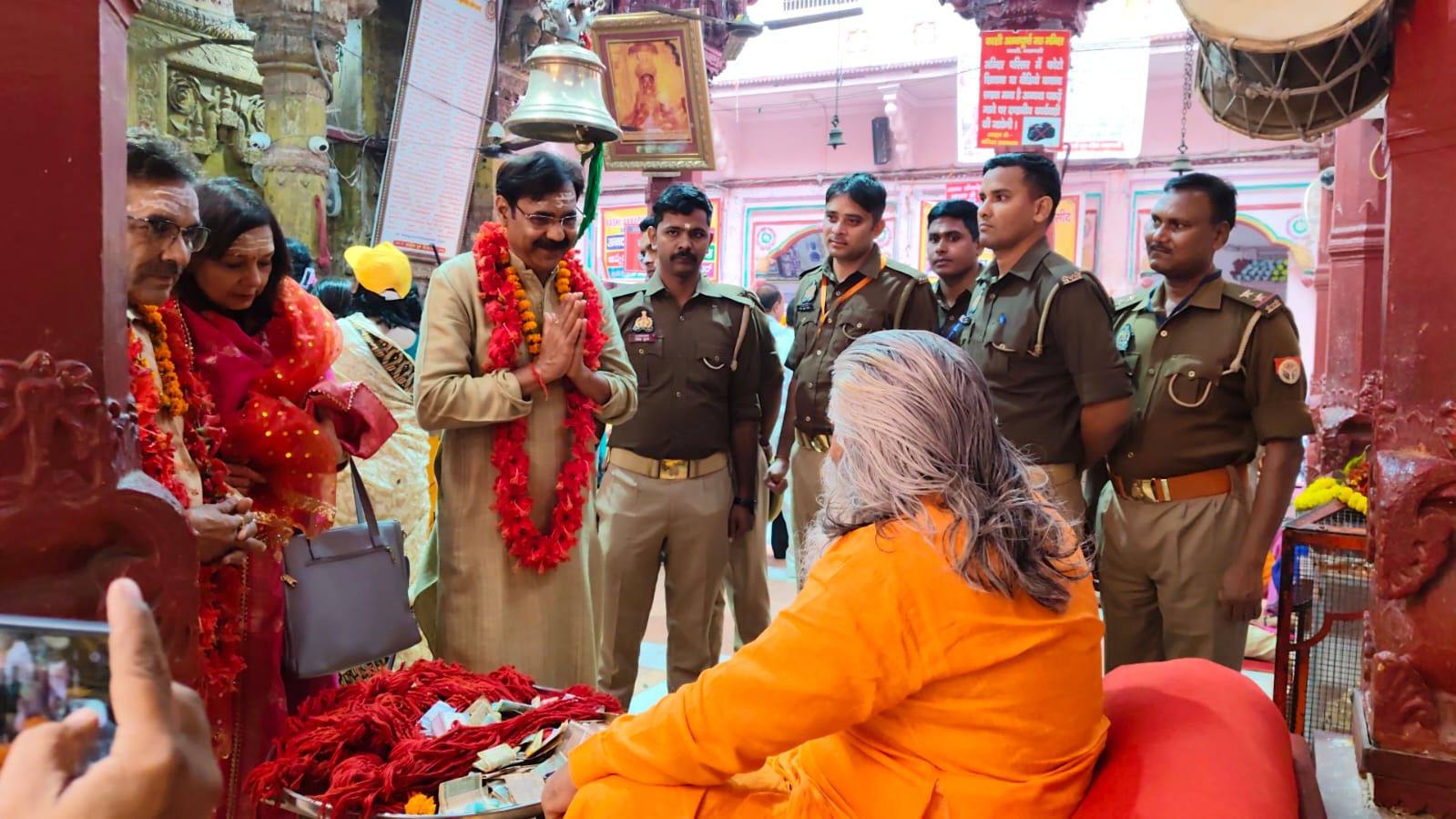 मां अन्नपूणा के दरबार में श्रद्धालुओं को धागा देते महंत: फोटो बच्चा गुप्ता