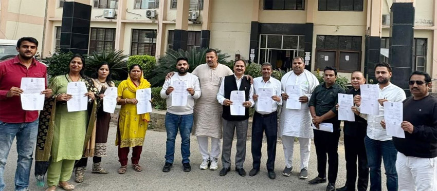 20 Snp- सोनीपत: नपा वाइस चेयरमैन दिनेश अदलखा के खिलाफ अविश्वास प्रस्ताव सौंपने उपायुक्त कार्यालय पहुंचे पार्षद। 20 Snp- सोनीपत: नपा वाइस चेयरमैन दिनेश अदलखा के खिलाफ अविश्वास प्रस्ताव सौंपने उपायुक्त कार्यालय पहुंचे पार्षद।