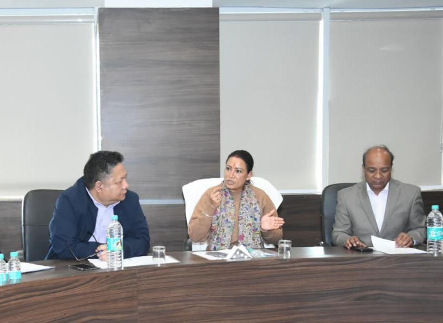 राशन डीलर्स की समस्याओं पर डीलर्स और अधिकारियों संग बैठक करतीं कैबिनेट मंत्री रेखा आर्या। राशन डीलर्स की समस्याओं पर डीलर्स और अधिकारियों संग बैठक करतीं कैबिनेट मंत्री रेखा आर्या।