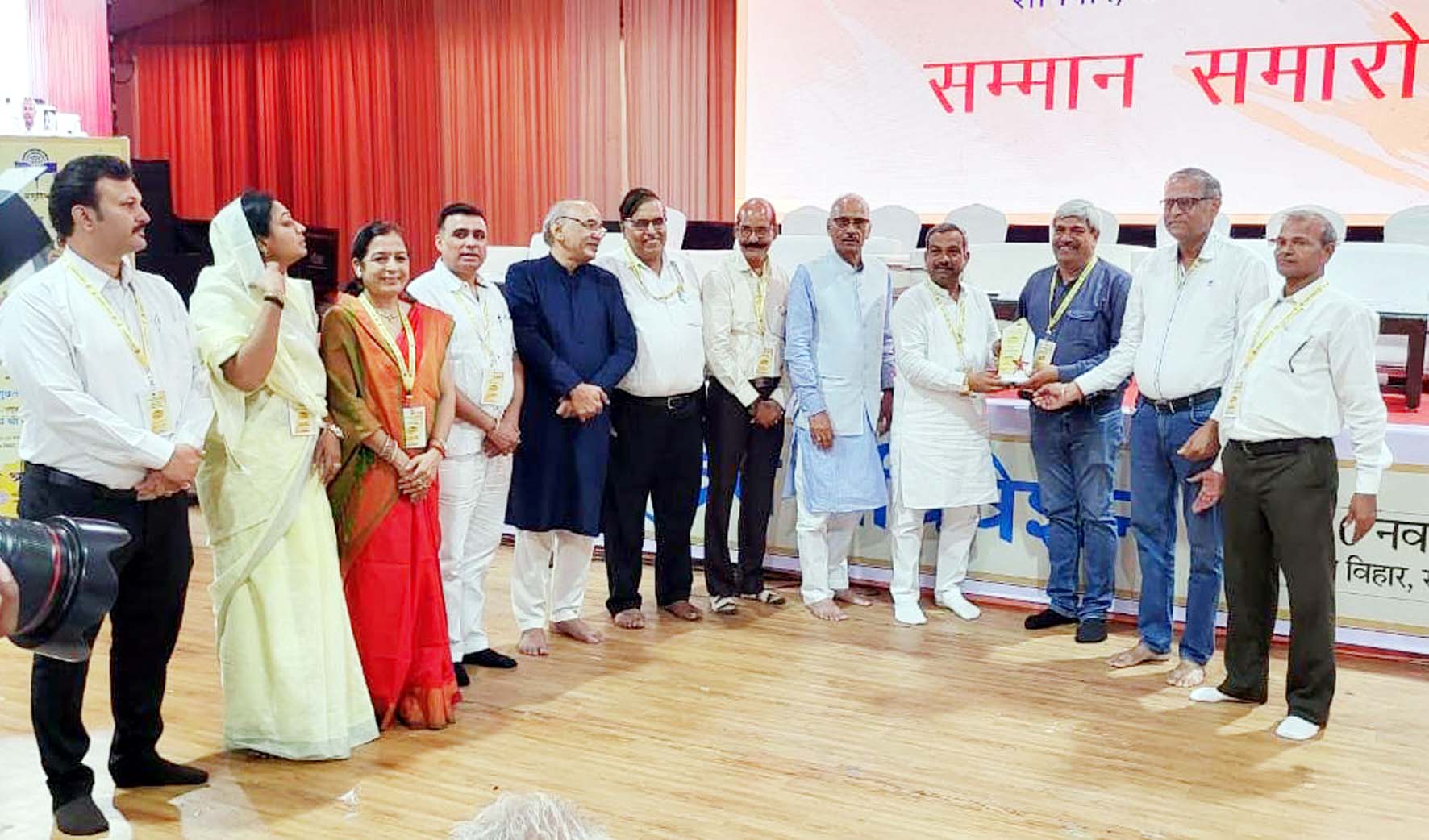 सूरत में आयोजित अणुव्रत विश्व भारती सोसाइटी के 75 वें अधिवेशन में अणुव्रत समिति के अध्यक्ष राजेंद्र अग्रवाल को अवार्ड प्रदान करते हुए वरिष्ठ पदाधिकारी। सूरत में आयोजित अणुव्रत विश्व भारती सोसाइटी के 75 वें अधिवेशन में अणुव्रत समिति के अध्यक्ष राजेंद्र अग्रवाल को अवार्ड प्रदान करते हुए वरिष्ठ पदाधिकारी।