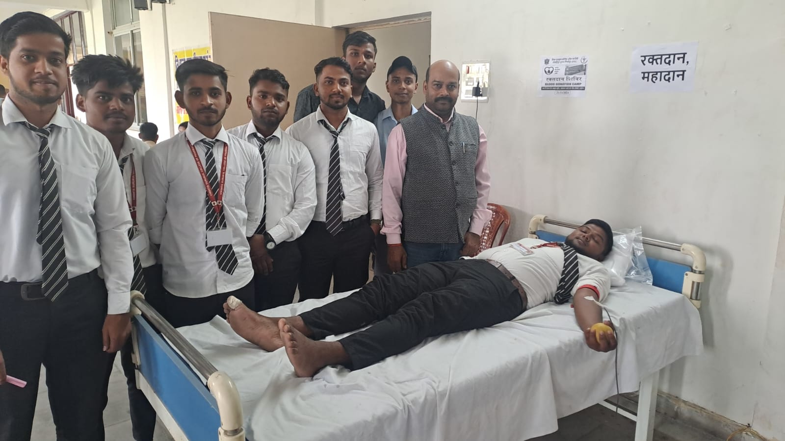 शिविर में रक्तदान करते छात्र।