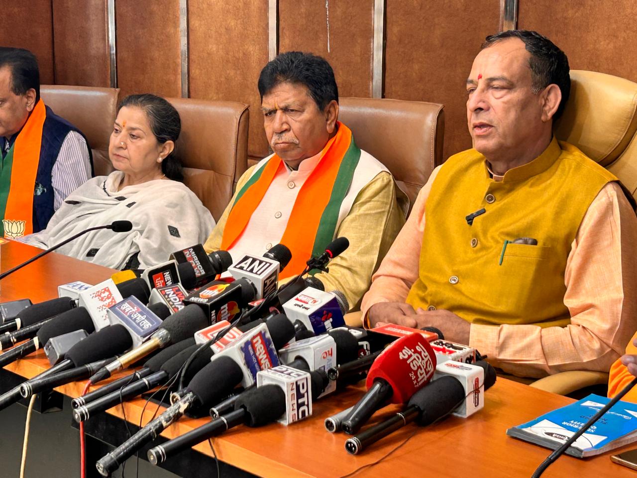 हरियाणा भाजपा अध्यक्ष माेहन लाल बड़ाैली पत्रकाराें से बातचीत करते हुए हरियाणा भाजपा अध्यक्ष माेहन लाल बड़ाैली पत्रकाराें से बातचीत करते हुए