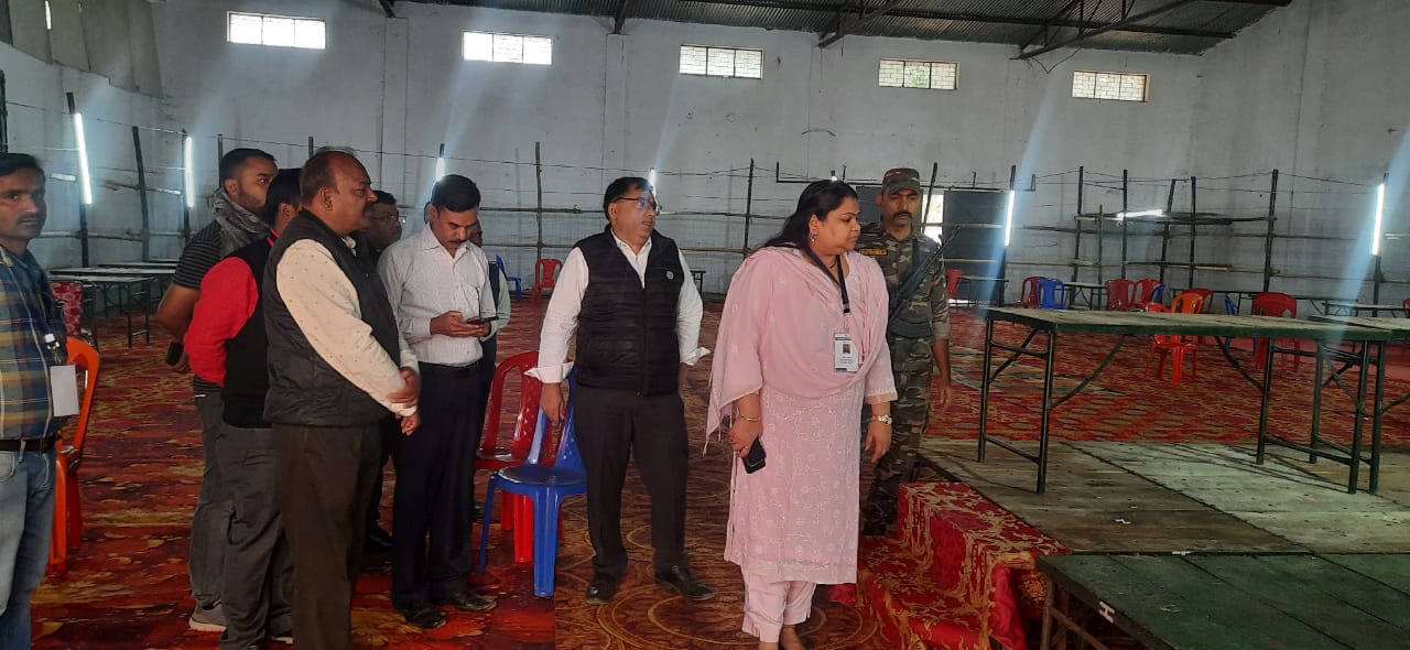 स्ट्रांग रूम का जायजा लेते उपायुक्त स्ट्रांग रूम का जायजा लेते उपायुक्त