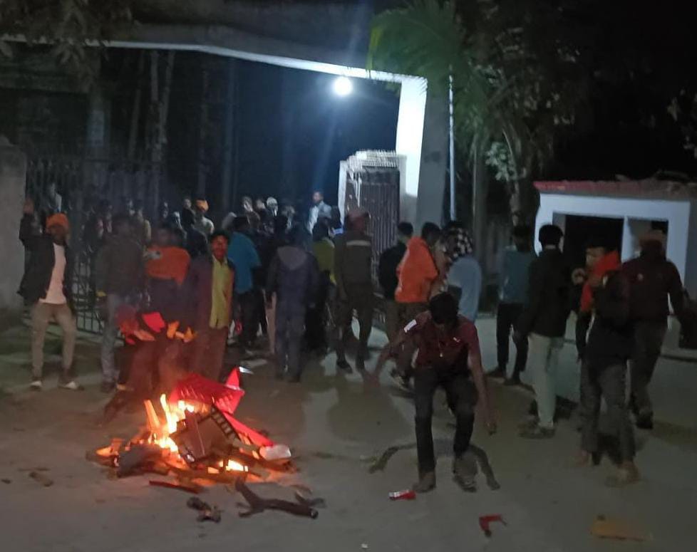 थाना में आगजनी करते लोग थाना में आगजनी करते लोग