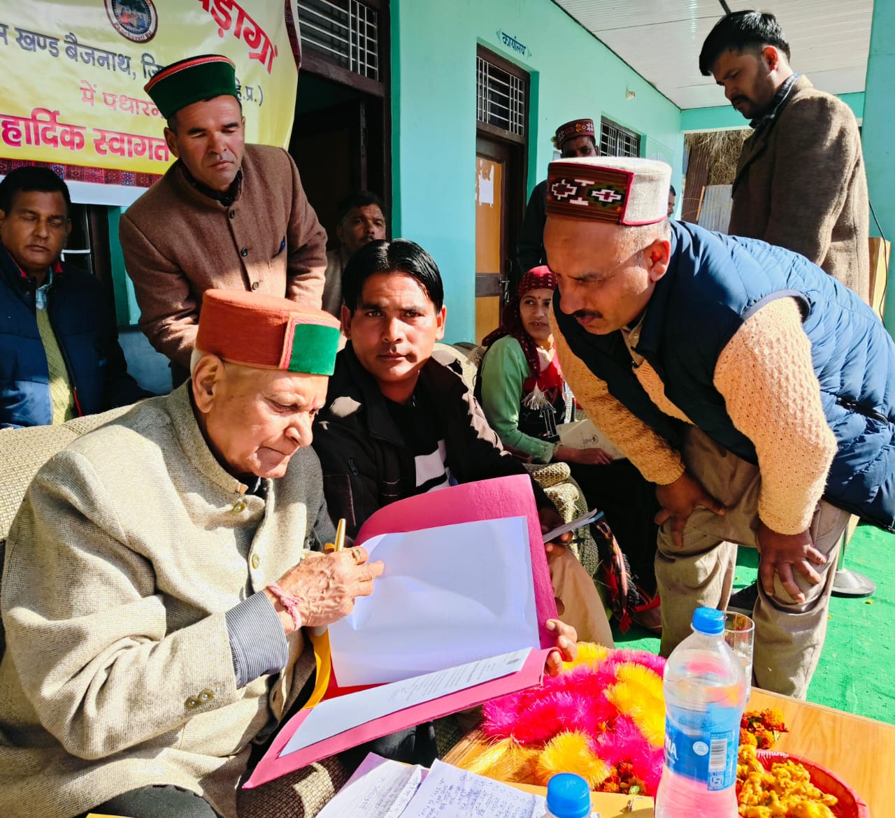 विधायक किशोरी लाल लोगों की समस्याओं को जानते हुए। विधायक किशोरी लाल लोगों की समस्याओं को जानते हुए।