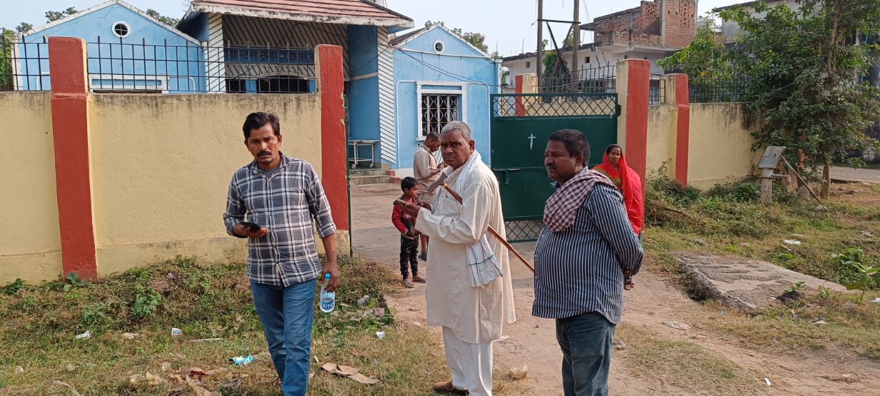 शव का पोस्टमार्टम कराते परिजन शव का पोस्टमार्टम कराते परिजन