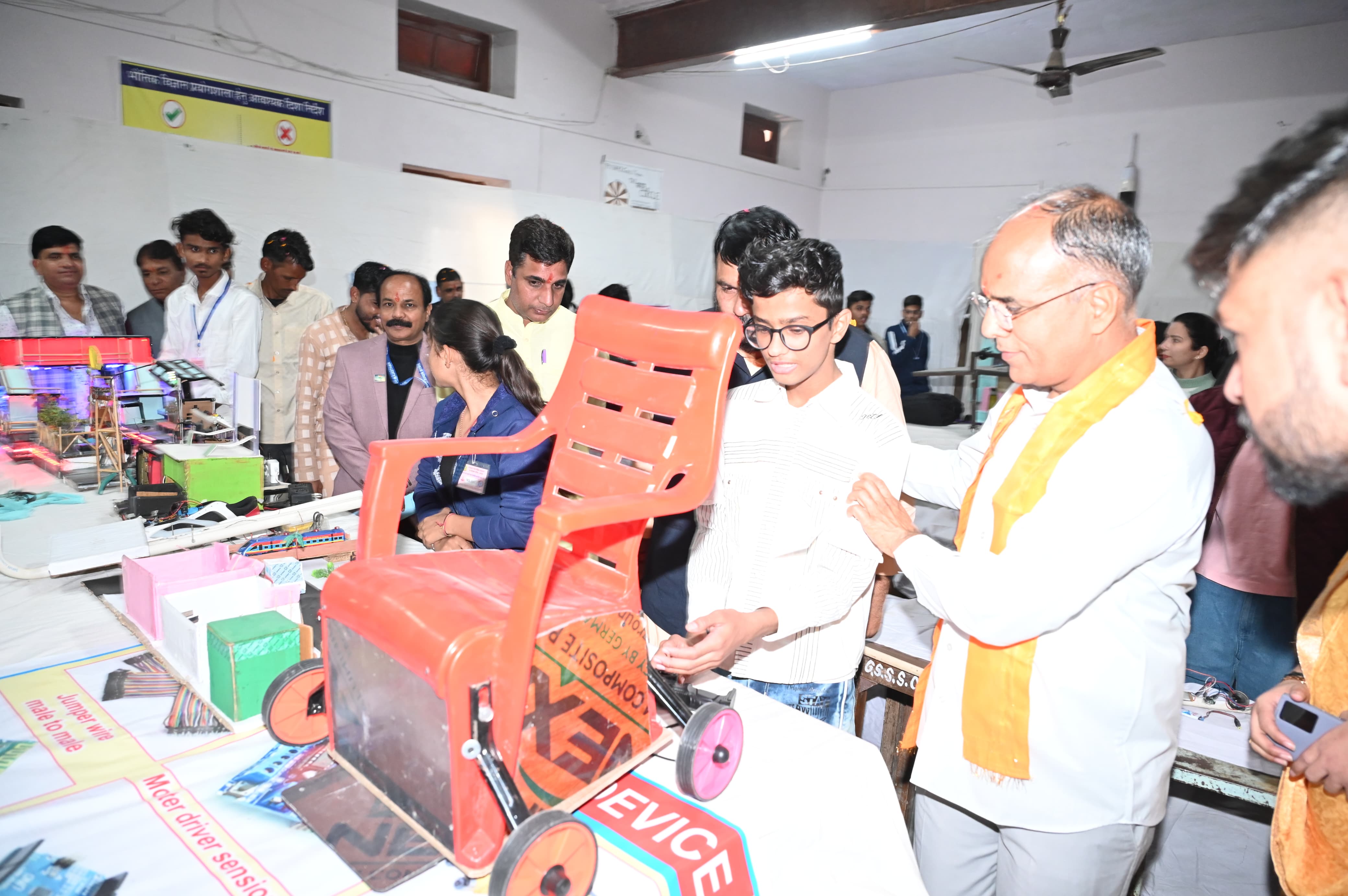 57वीं राज्य स्तरीय विज्ञान एवं गणित पर्यावरण प्रदर्शनी का समापन समारोह संपन्न पीएचईडी मंत्री बोले- बाल वैज्ञानिक साकार करेंगे विकसित भारत का सपना 2 57वीं राज्य स्तरीय विज्ञान एवं गणित पर्यावरण प्रदर्शनी का समापन समारोह संपन्न पीएचईडी मंत्री बोले- बाल वैज्ञानिक साकार करेंगे विकसित भारत का सपना 2