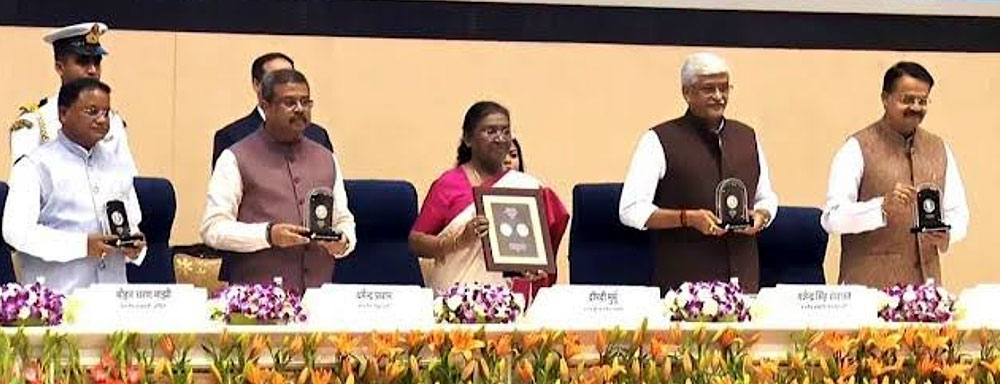 राष्ट्रपति द्रोपदी मुर्मू ने जारी किया 125 रुपए का स्मारक सिक्का, सिक्के की अनुमानित कीमत 3 हजार रुपए राष्ट्रपति द्रोपदी मुर्मू ने जारी किया 125 रुपए का स्मारक सिक्का, सिक्के की अनुमानित कीमत 3 हजार रुपए