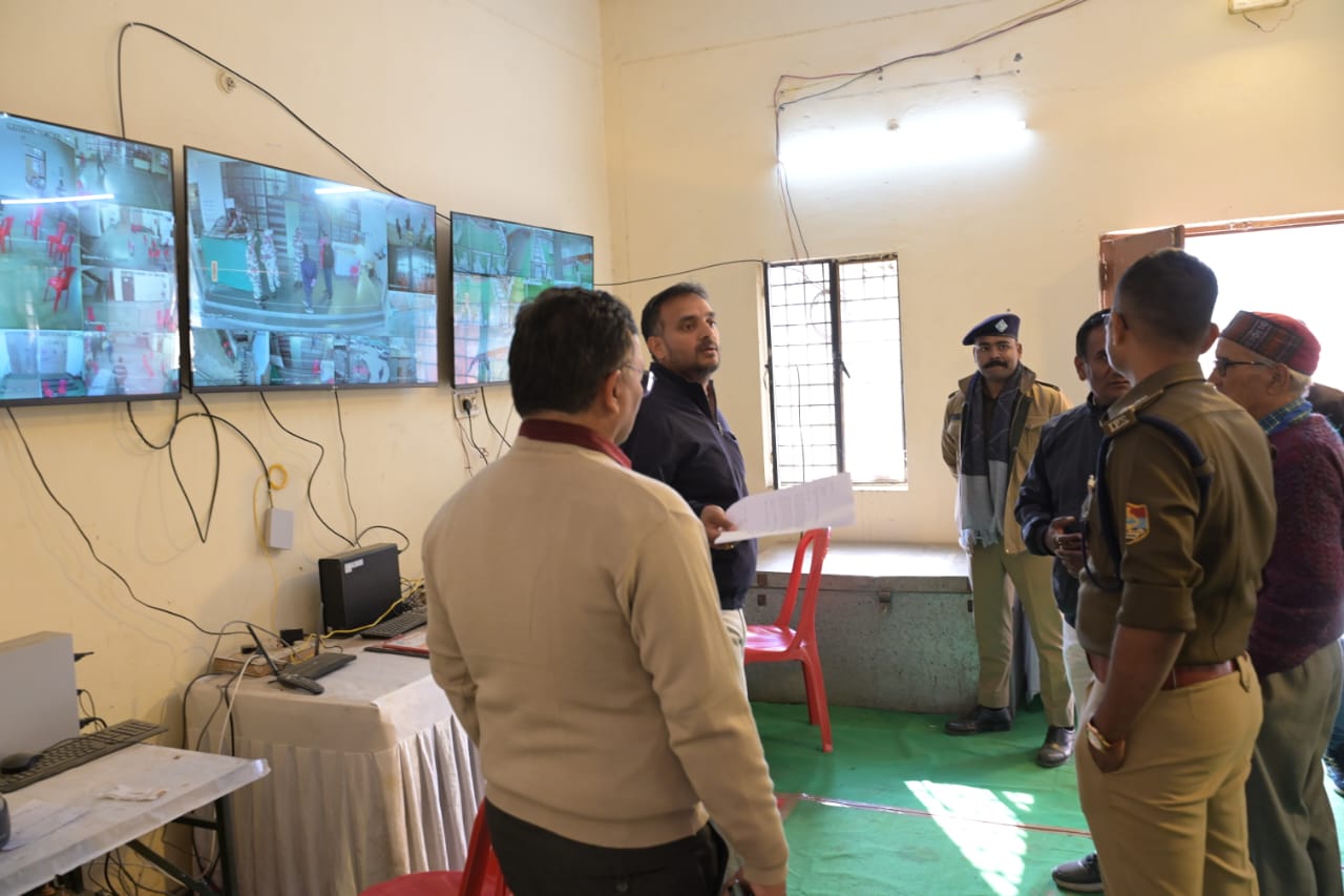 स्ट्रांग रूम की सीसीटीवी से निगरानी करते हुए। स्ट्रांग रूम की सीसीटीवी से निगरानी करते हुए।