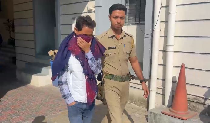 सिलीगुड़ी से टैब घोटाले मामले में एक और गिरफ्तार सिलीगुड़ी से टैब घोटाले मामले में एक और गिरफ्तार