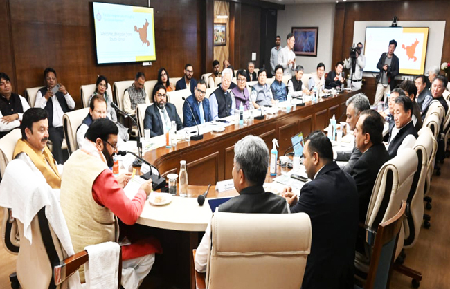 हरियाणा के मुख्यमंत्री नायब सैनी काेरियन प्रतिनिधिमंडल के साथ बैठक करते हुए हरियाणा के मुख्यमंत्री नायब सैनी काेरियन प्रतिनिधिमंडल के साथ बैठक करते हुए
