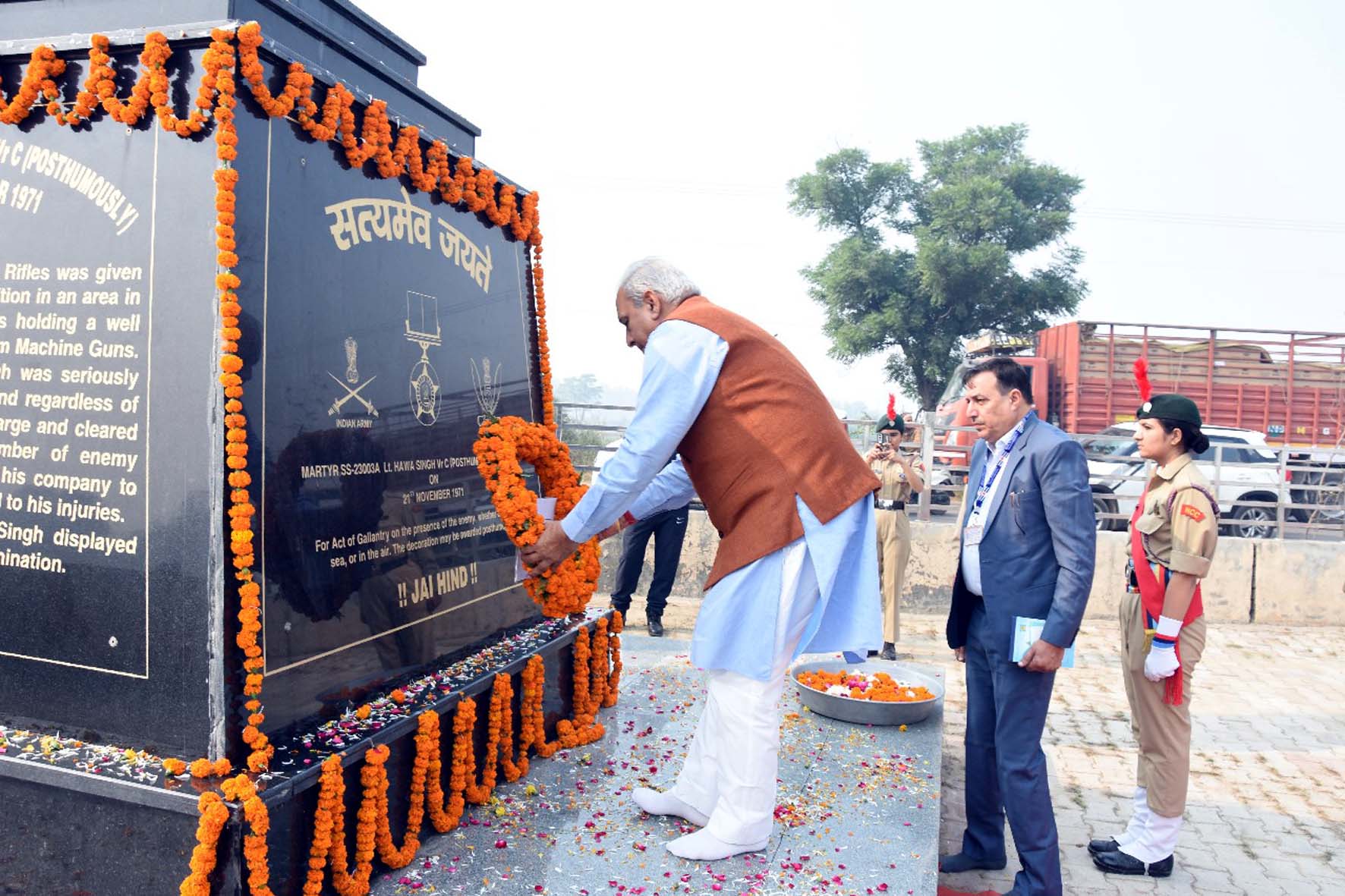 शहीद लेफ्टिनेंट हवासिंह (वीरचक्र) स्मारक स्थल पर अपनी श्रद्धांजलि अर्पित करते मंत्री रणबीर गंगवा। शहीद लेफ्टिनेंट हवासिंह (वीरचक्र) स्मारक स्थल पर अपनी श्रद्धांजलि अर्पित करते मंत्री रणबीर गंगवा।