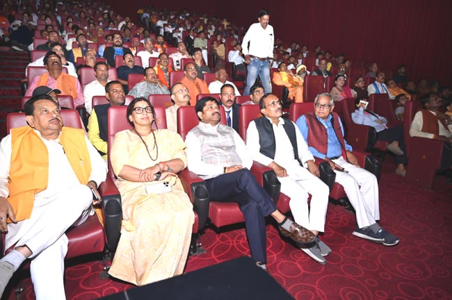 फिल्म देखने उमड़ी भीड़ फिल्म देखने उमड़ी भीड़
