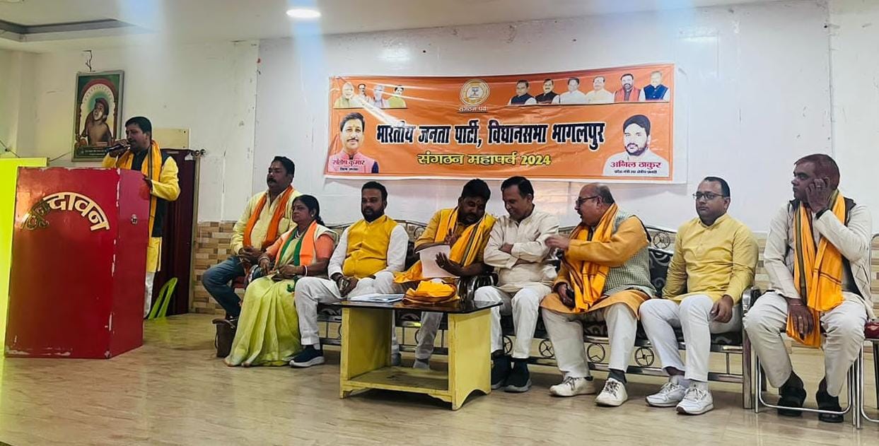 कार्यक्रम में शामिल भाजपा कार्यकर्ता कार्यक्रम में शामिल भाजपा कार्यकर्ता