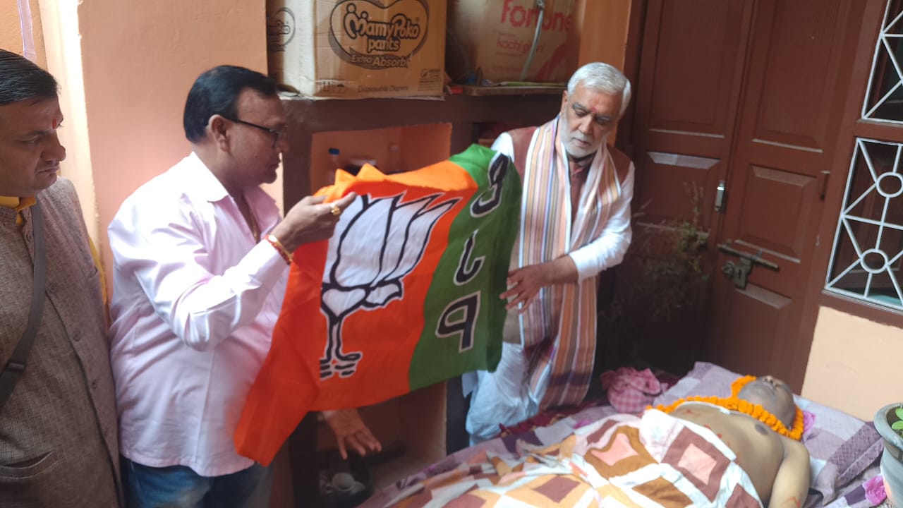 श्रद्धांजलि देते अश्विनी चौबे श्रद्धांजलि देते अश्विनी चौबे